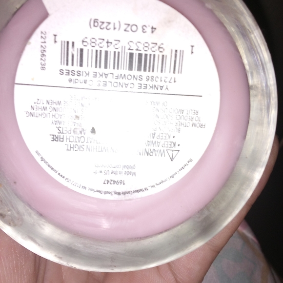 Yankee candle snowflakes kiss 4.3oz - Picture 3 of 3